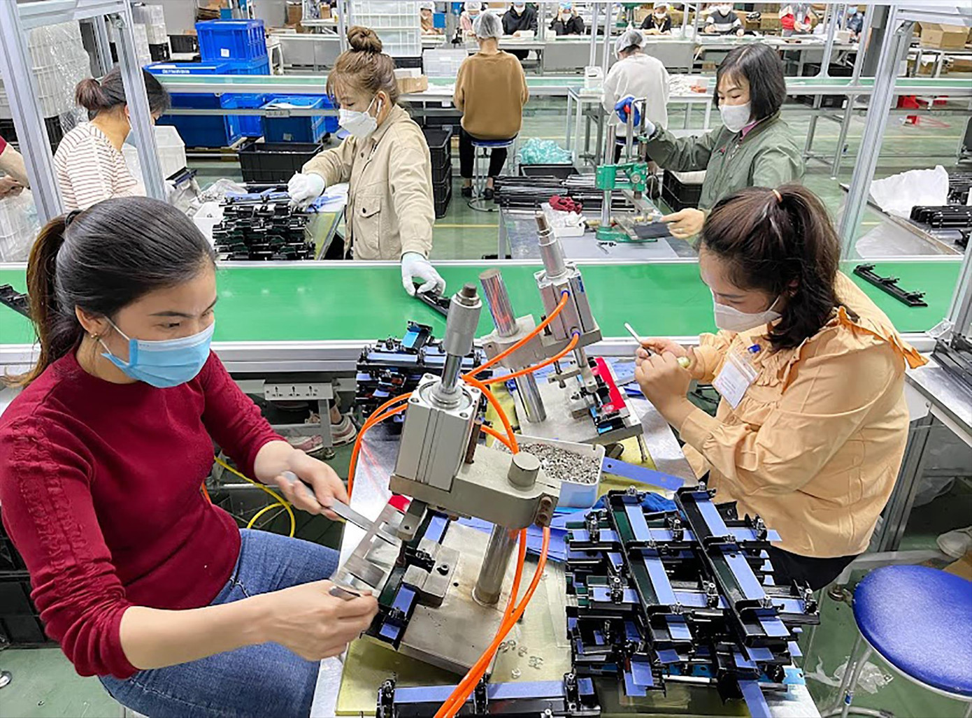 Bộ LĐ-TB&XH dự kiến giữa năm nay sẽ họp bàn chuyện tăng lương tối thiểu vùng cho năm 2023 Ảnh minh họa: Như Ý Bộ LĐ-TB&XH dự kiến giữa năm nay sẽ họp bàn chuyện tăng lương tối thiểu vùng cho năm 2023 Ảnh minh họa: Như Ý