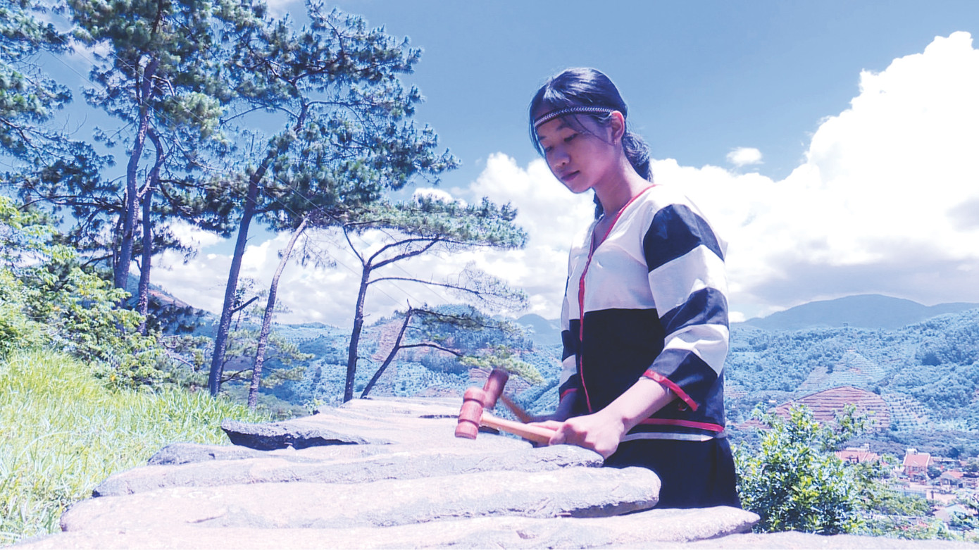 Tuổi trẻ ở huyện Khánh Sơn chơi đàn đá. Tuổi trẻ ở huyện Khánh Sơn chơi đàn đá.