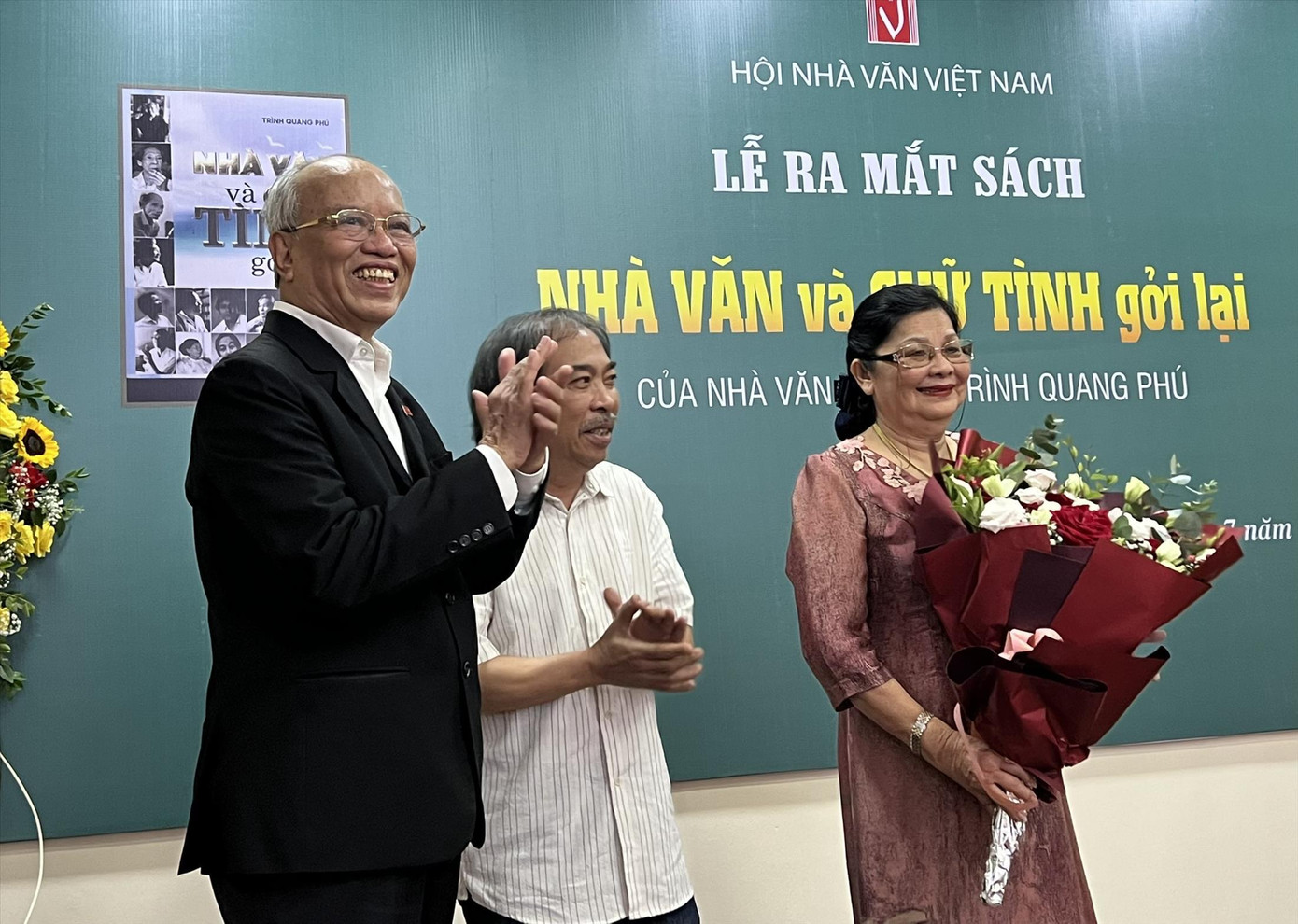 Nhà thơ Nguyễn Quang Thiều chúc mừng vợ chồng nhà văn Trình Quang Phú Ảnh: KỲ SƠN