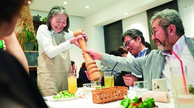 Một nhân viên phục vụ bữa tối tại “Nhà hàng của những đơn hàng bị nhầm” Một nhân viên phục vụ bữa tối tại “Nhà hàng của những đơn hàng bị nhầm”