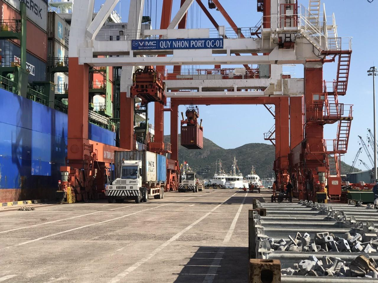 Cảng biển Quy Nhơn những ngày đầu năm 2022 với giá cước vận tải biển tàu quốc tế tăng chóng mặt Ảnh: Ngọc Nam Cảng biển Quy Nhơn những ngày đầu năm 2022 với giá cước vận tải biển tàu quốc tế tăng chóng mặt Ảnh: Ngọc Nam