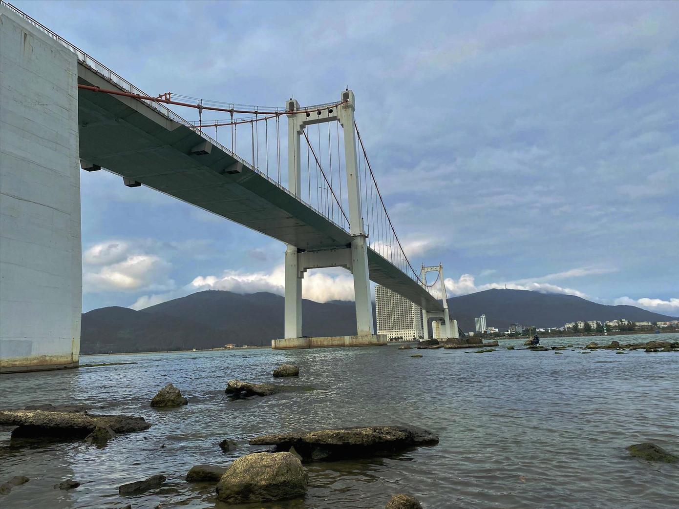 Cầu Thuận Phước - cây cầu treo dây võng dài nhất nước, nơi chứng kiến những cái chết do tự tử Ảnh: Thái Lâm