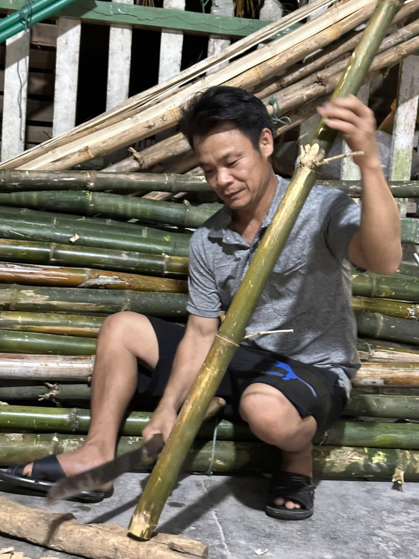 Thuyền trưởng Trần Văn Mạnh trở về trắng tay, anh vót tre đan sạp phơi mực để xin đi bạn trên tàu cá khác. Ảnh: Văn Chương Thuyền trưởng Trần Văn Mạnh trở về trắng tay, anh vót tre đan sạp phơi mực để xin đi bạn trên tàu cá khác. Ảnh: Văn Chương