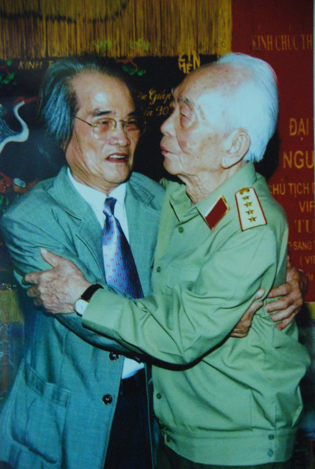 Đại tướng Võ Nguyên Giáp thân mật ôm nhà văn Sơn Tùng (Ảnh chụp lại từ tư liệu của nhà văn Sơn Tùng)