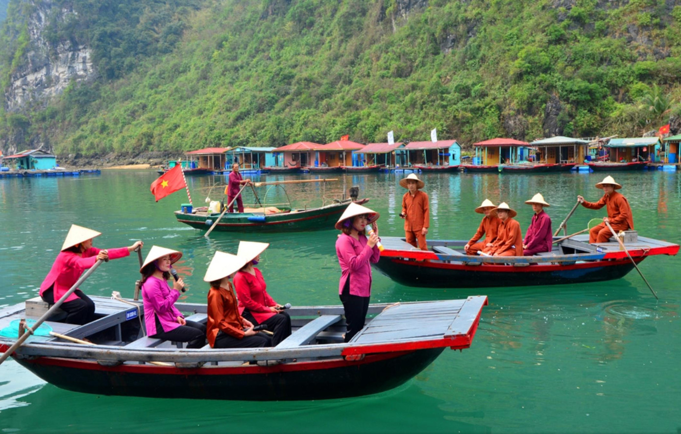 Những diễn viên, ca sỹ, nghệ sỹ là ngư dân của làng chài tham gia thực hiện đề án phục dựng văn hóa hầu hết đã bỏ nghề