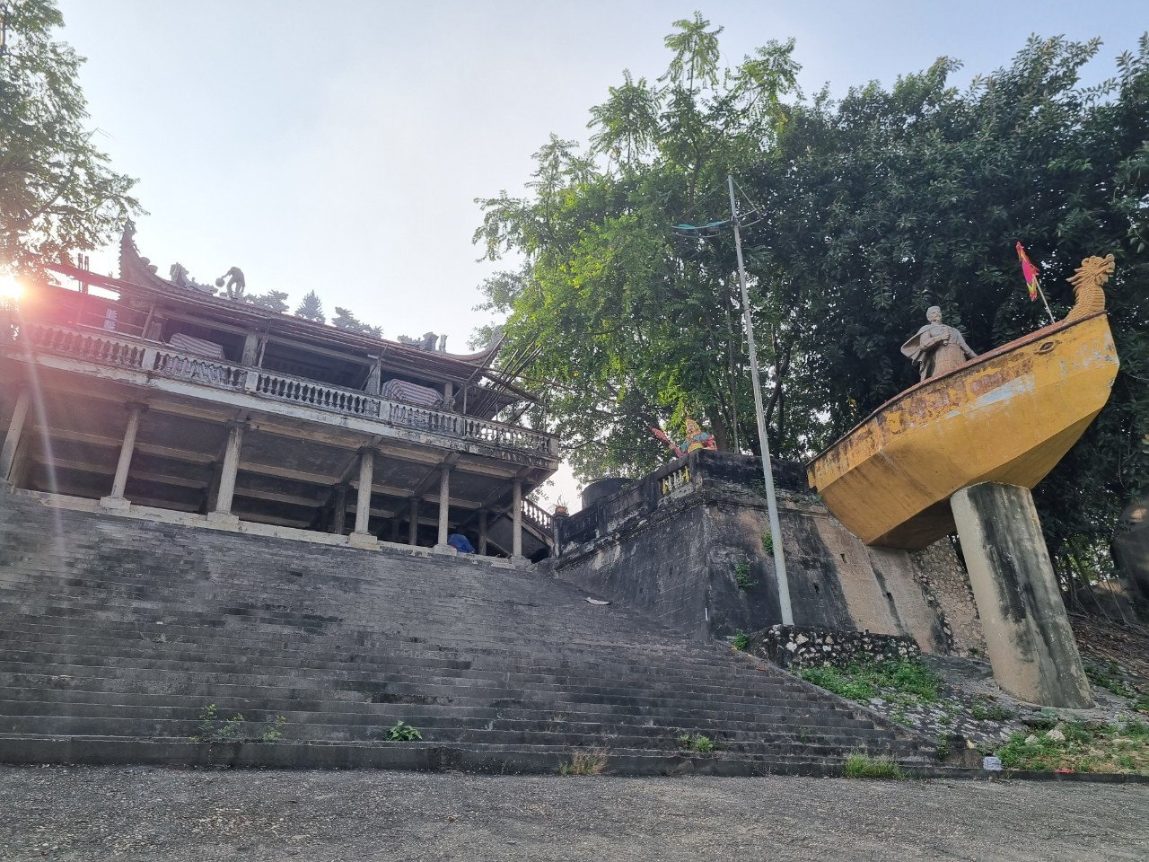 Đền Tam Giang thờ anh hùng Trần Nhật Duật, hướng mặt ra ngã ba Bạch Hạc