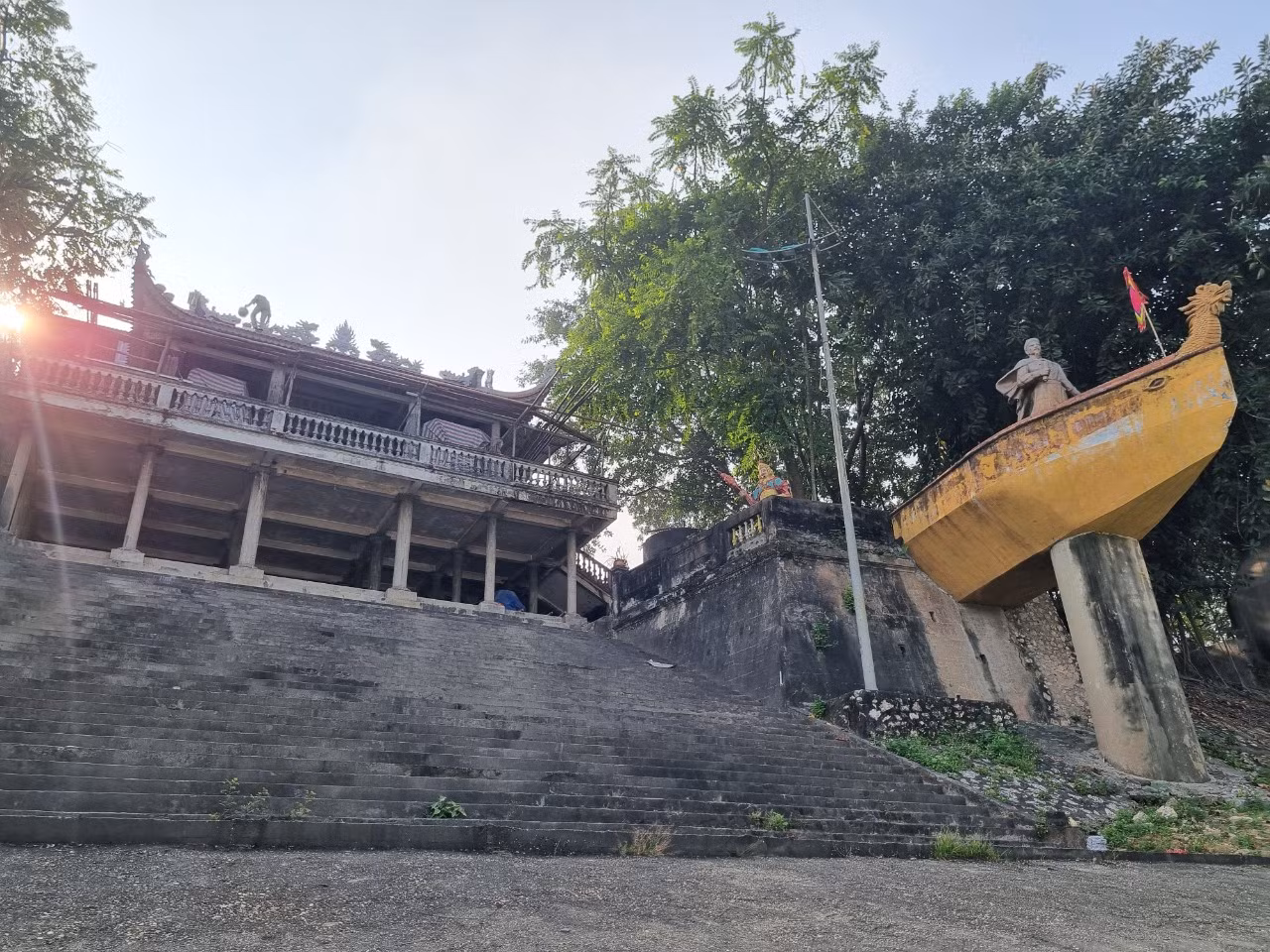 Đền Tam Giang thờ anh hùng Trần Nhật Duật, hướng mặt ra ngã ba Bạch Hạc