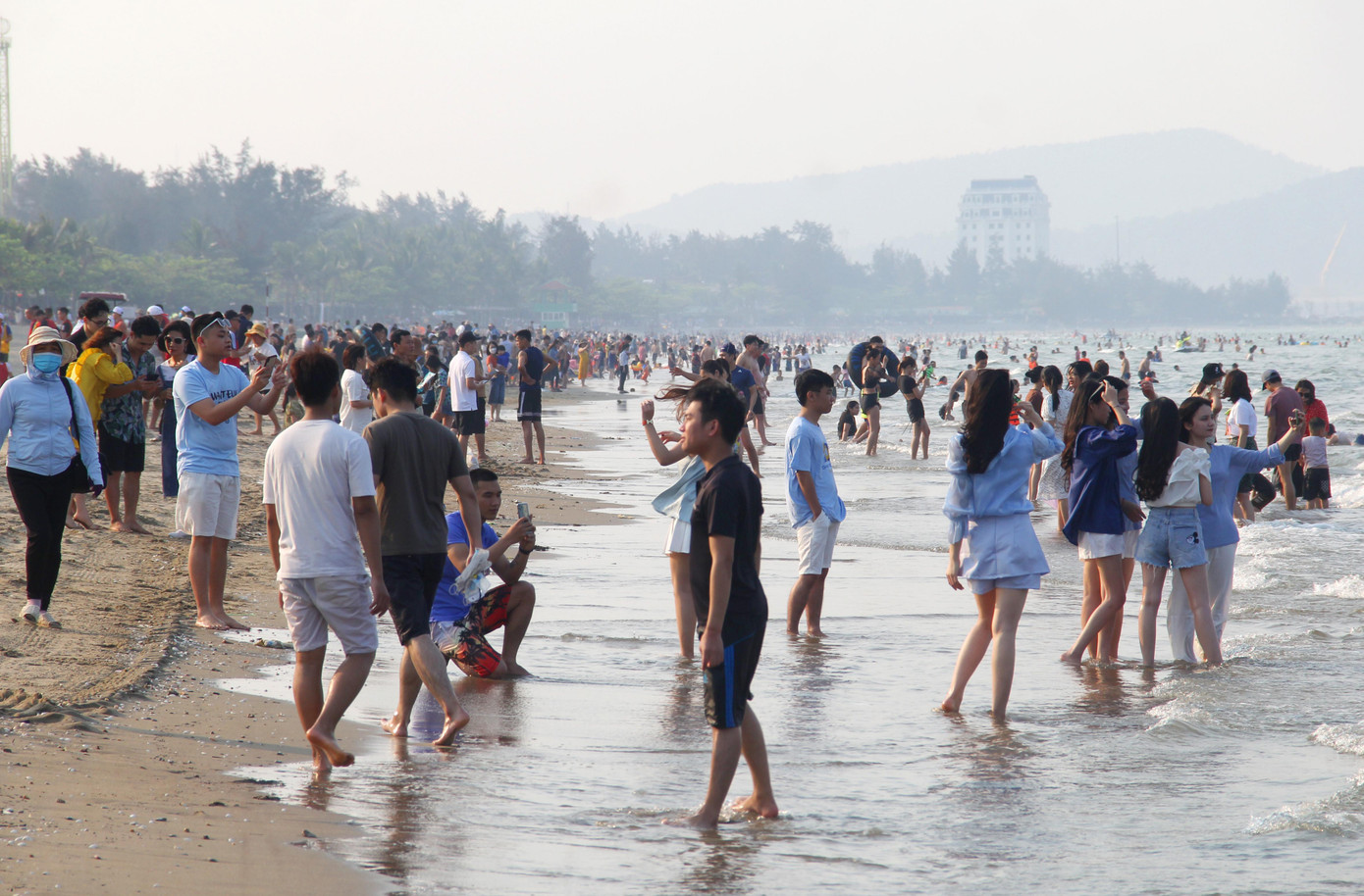 Bãi biển Cửa Lò đông nghịt khách ngày 11/4/2022 ảnh: Cảnh Huệ