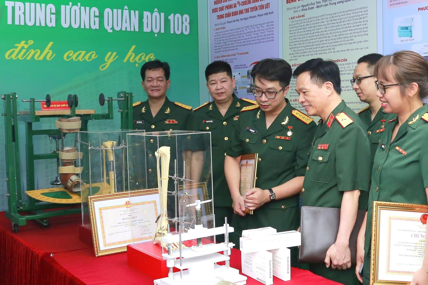Bác sĩ Lê Trung Hiếu (thứ 3 từ trái sang) cùng lãnh đạo Bệnh viện TƯQĐ 108 và đồng đội bên các đề tài, sáng kiến tham gia Giải thưởng Tuổi trẻ sáng tạo trong Quân đội lần thứ 22 Bác sĩ Lê Trung Hiếu (thứ 3 từ trái sang) cùng lãnh đạo Bệnh viện TƯQĐ 108 và đồng đội bên các đề tài, sáng kiến tham gia Giải thưởng Tuổi trẻ sáng tạo trong Quân đội lần thứ 22