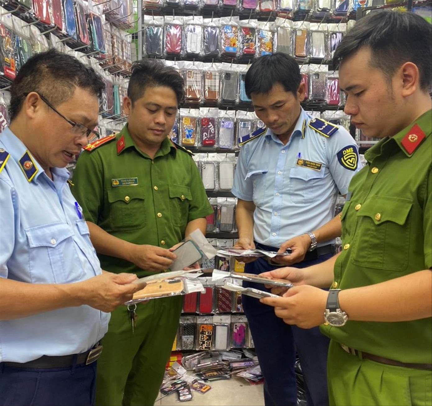 Lực lượng chức năng TPHCM kiểm tra hàng hóa nghi giả, nhái, không có hóa đơn chứng từ. Lực lượng chức năng TPHCM kiểm tra hàng hóa nghi giả, nhái, không có hóa đơn chứng từ.