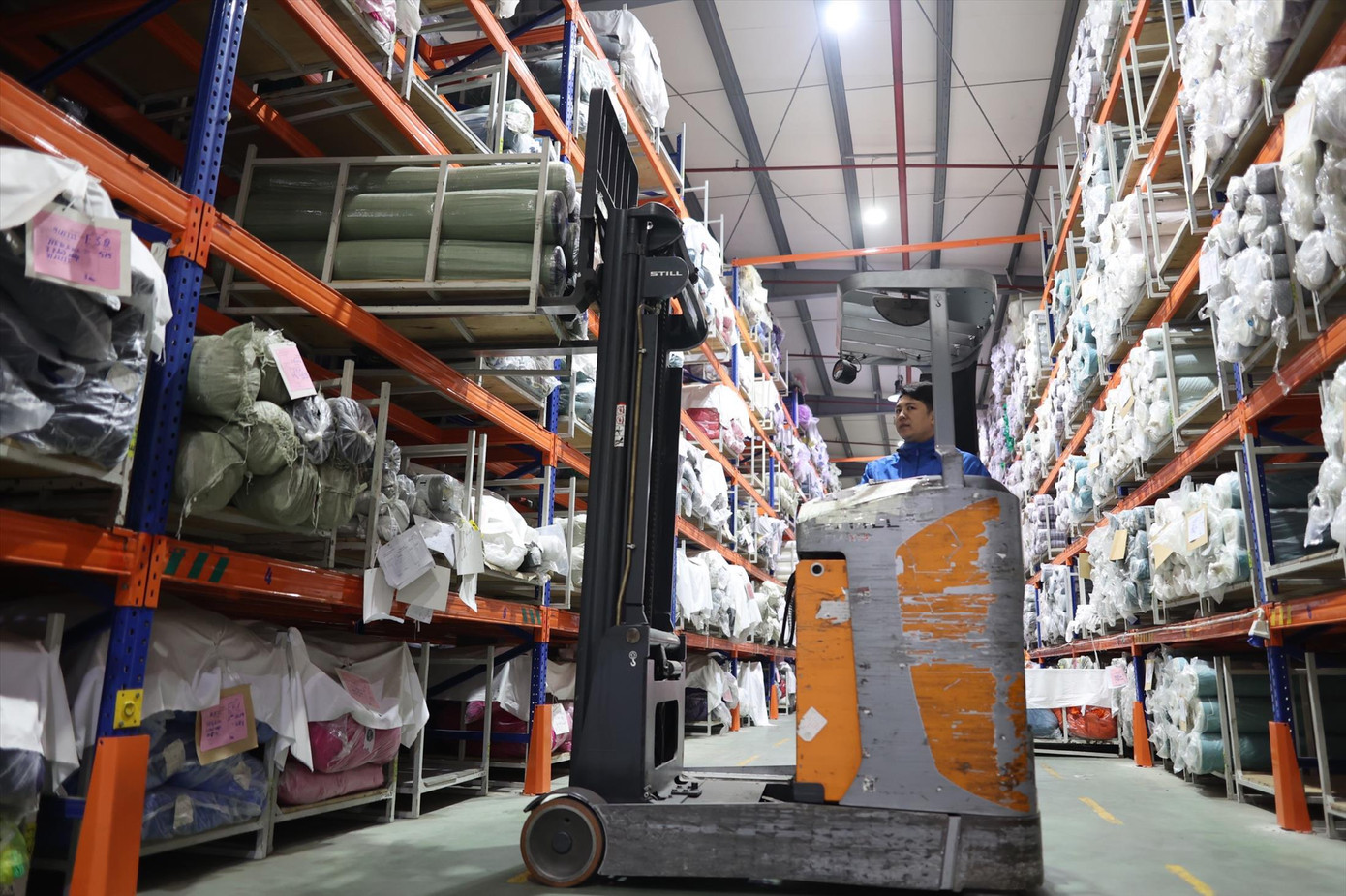 Tháng 7, kinh tế trong nước ghi nhận một số dấu hiệu tích cực. Ảnh: Như Ý