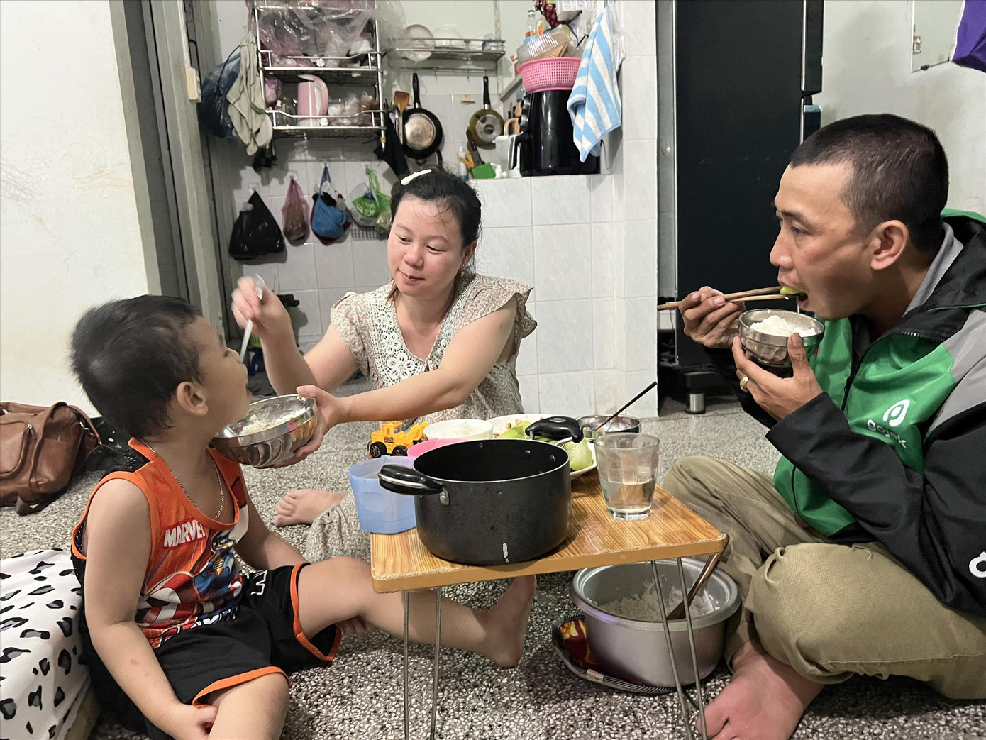 Gia đình chị Bùi Thị Dinh (công nhân Công ty Hung Way, quận 7, TPHCM) mong được giảm thuế TNCN để cuộc sống “dễ thở” hơn. Ảnh: Uyên Phương