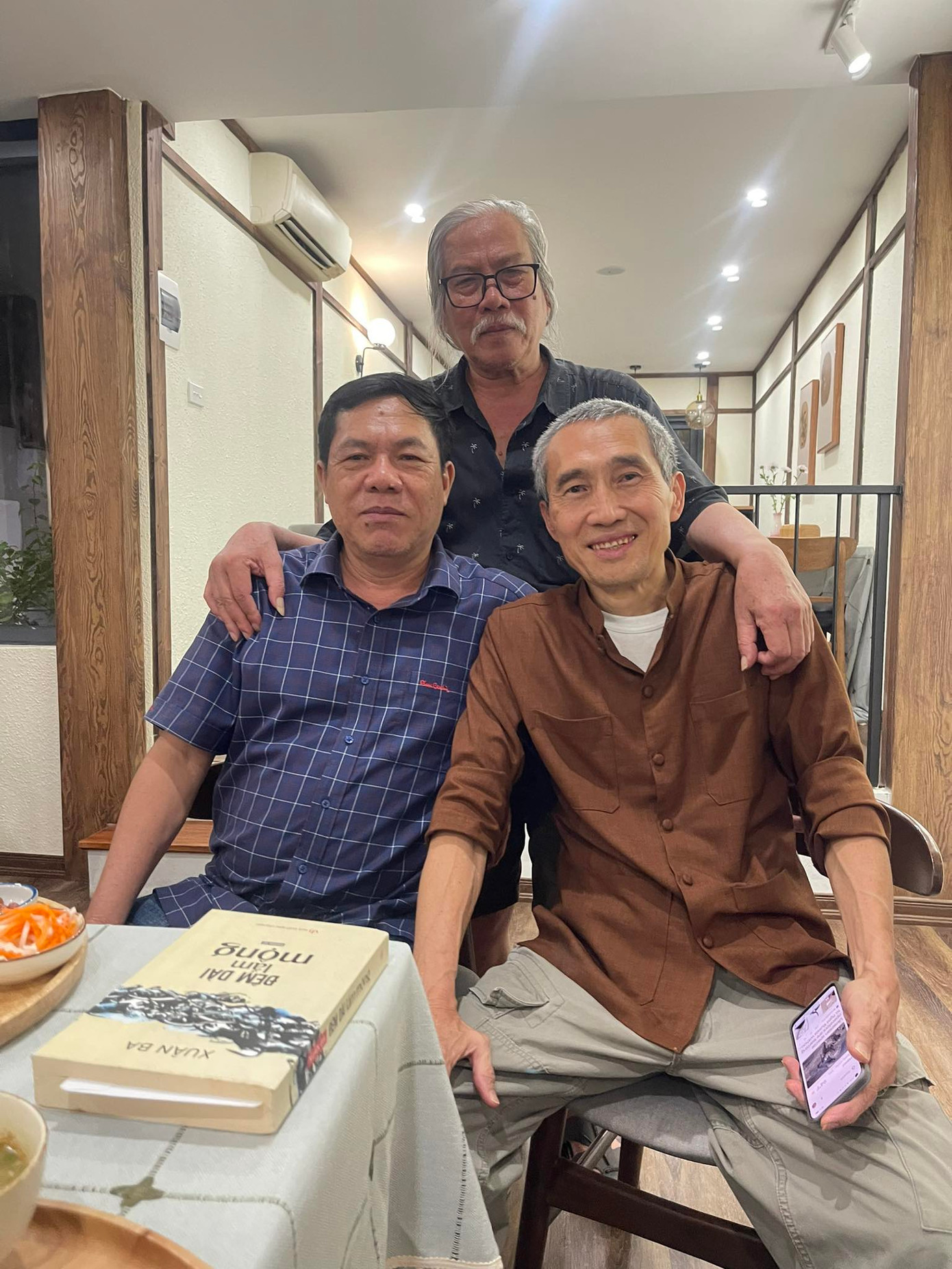 Minh Tuấn với bạn bè mới đây