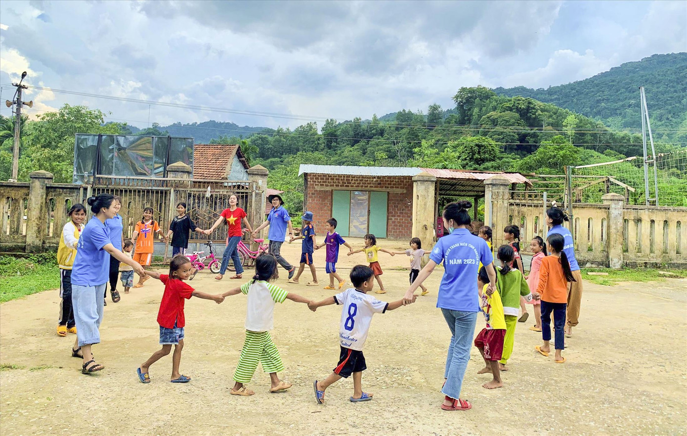 ĐVTN tổ chức sinh hoạt hè, vui chơi cùng các em thiếu nhi ĐVTN tổ chức sinh hoạt hè, vui chơi cùng các em thiếu nhi