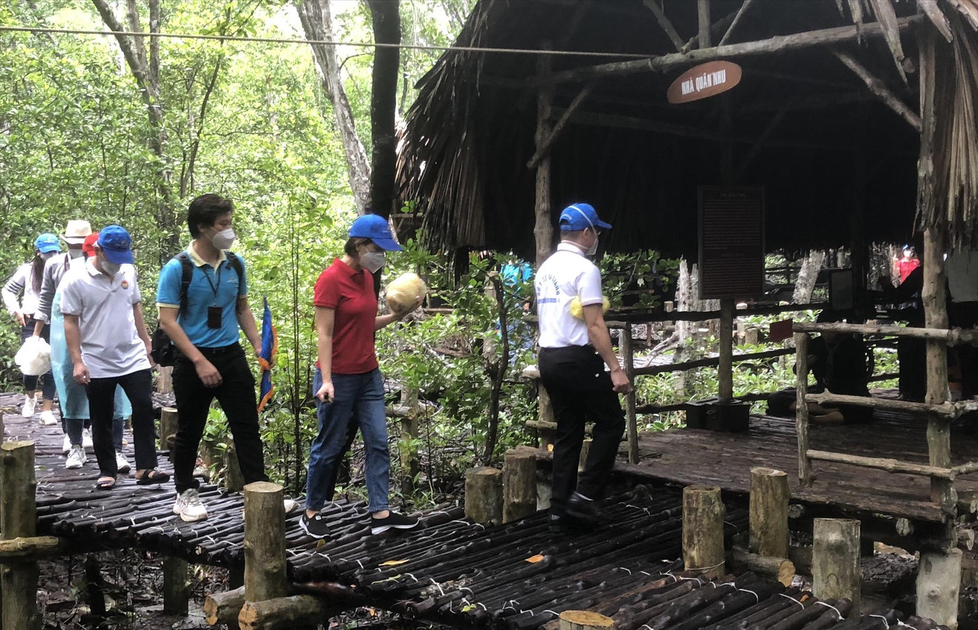 Khách thăm nhà Quân nhu trong Chiến khu Rừng Sác