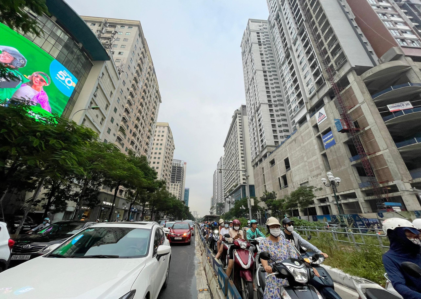 Do phá vỡ quy hoạch, với mật độ dự án dày đặc, tuyến đường Lê Văn Lương (kéo dài) ở Hà Nội thành nỗi khiếp đảm (ảnh: Như Ý).