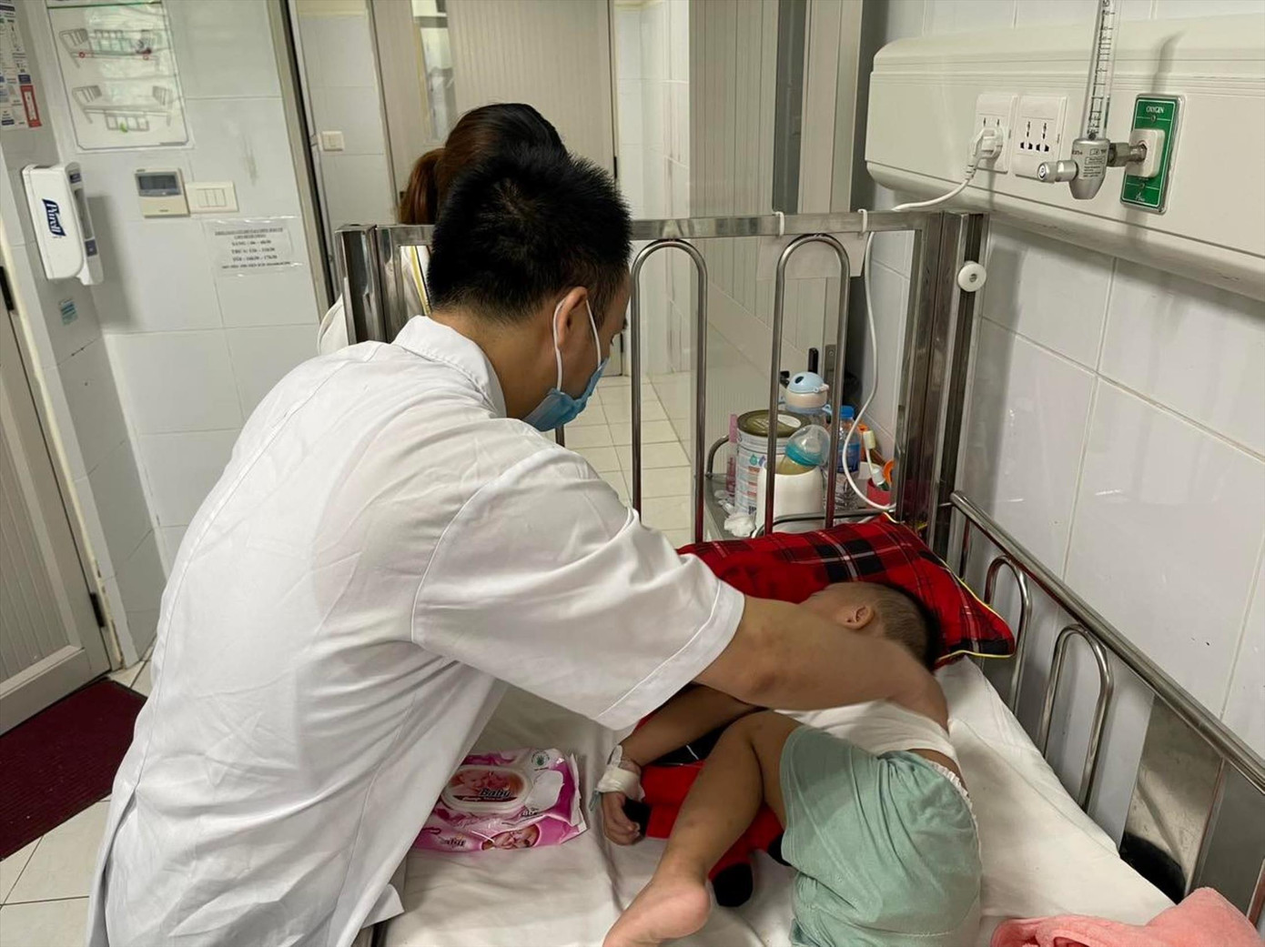 Bệnh nhi cúm A đang được điều trị tại Bệnh viện Nhi Trung ương. Ảnh: Hà Minh