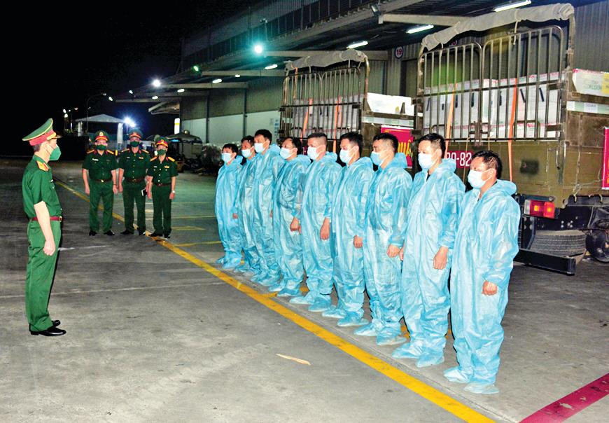 Thiếu tướng Nguyễn Đức Tùng, Cục trưởng Cục Vận tải (Tổng cục Hậu cần) trực tiếp quán triệt, giao nhiệm vụ cho lực lượng làm nhiệm vụ vận chuyển vắc xin của Lữ đoàn 971