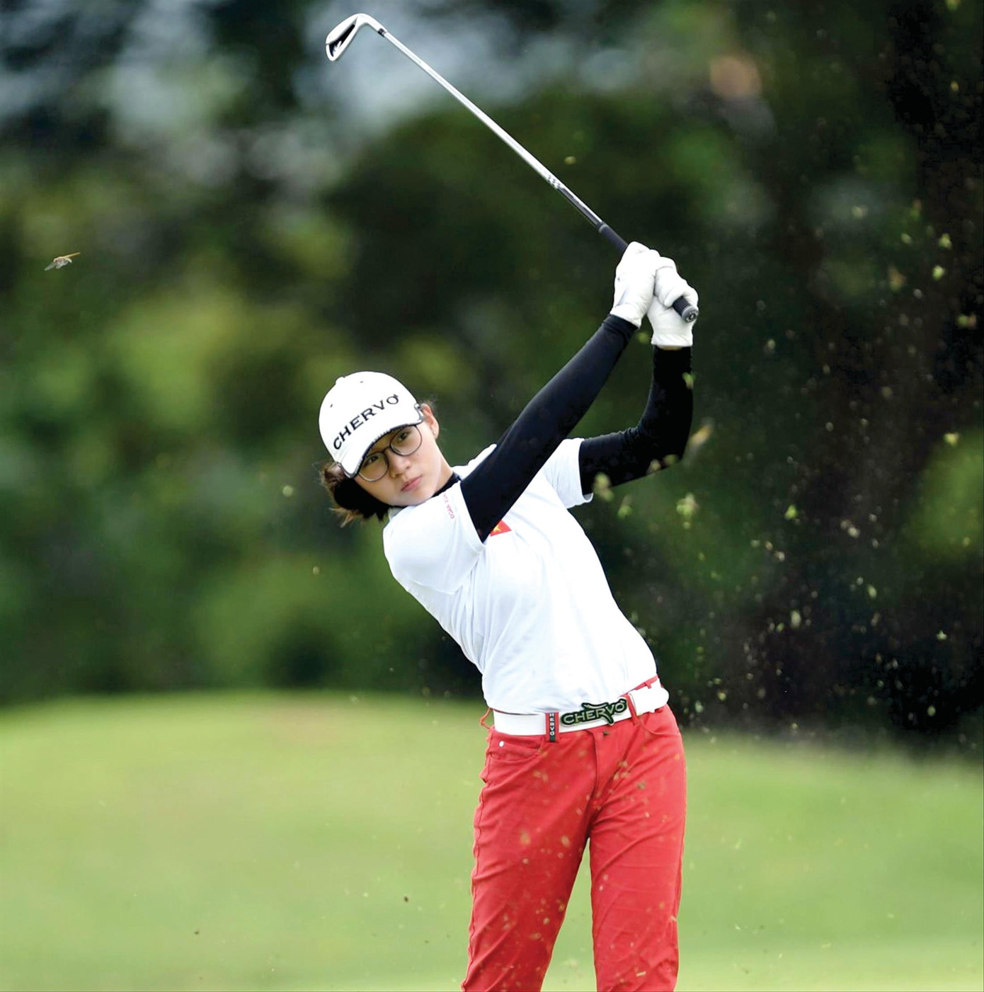 Khuê Minh trên sân golf