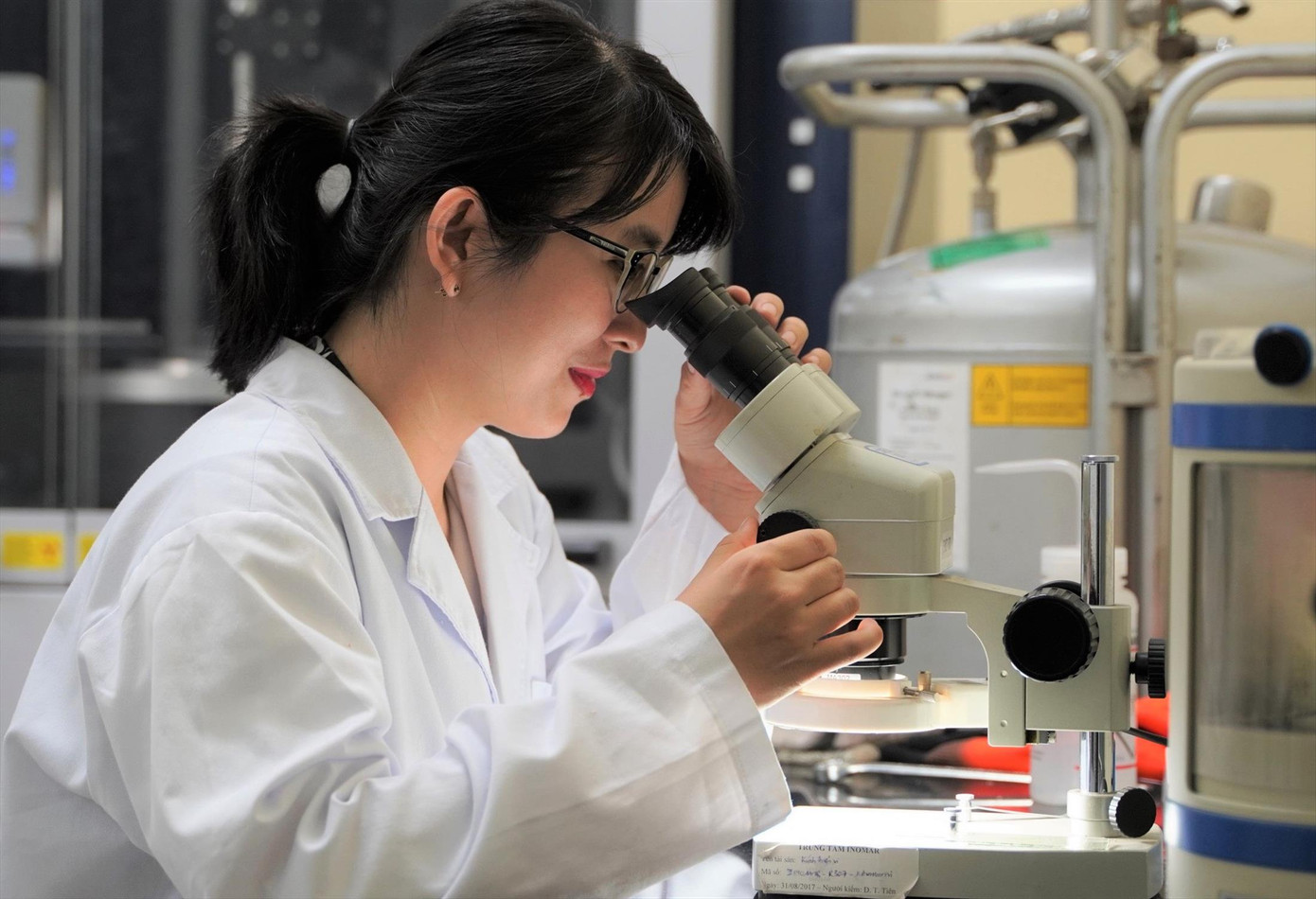TS Trần Thị Như Hoa dành nhiều tâm huyết tìm kiếm công nghệ vật liệu mới phục vụ việc điều trị bệnh. Ảnh: NVCC