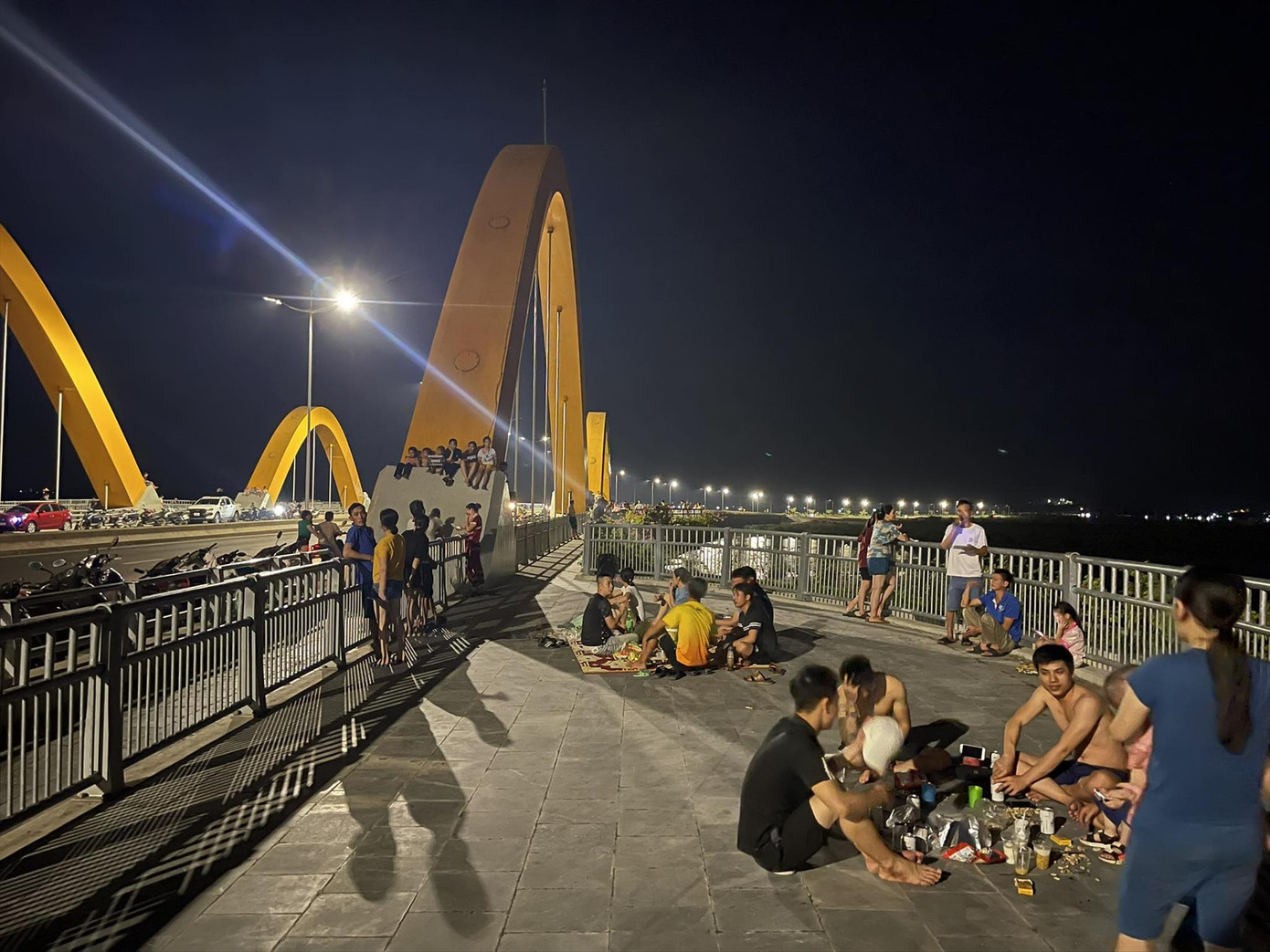 Quảng trường, siêu thị, bờ biển và các cây cầu là địa điểm yêu thích của người dân trong “mùa” mất điện Quảng trường, siêu thị, bờ biển và các cây cầu là địa điểm yêu thích của người dân trong “mùa” mất điện