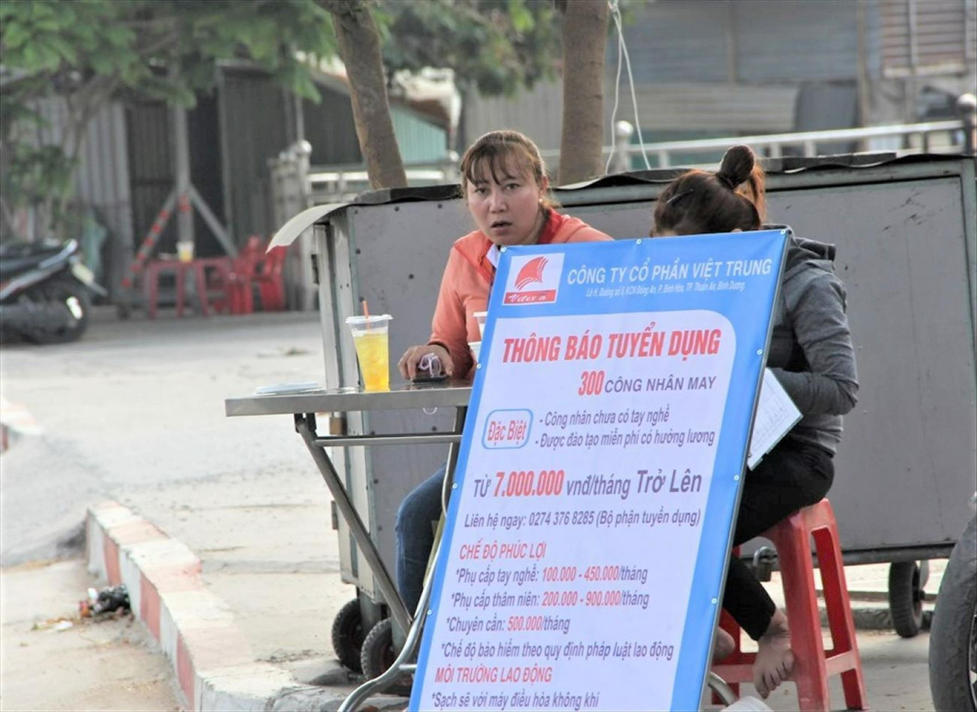 Doanh nghiệp tỉnh Bình Dương xuống đường tìm lao động Ảnh: Hương Chi Doanh nghiệp tỉnh Bình Dương xuống đường tìm lao động Ảnh: Hương Chi