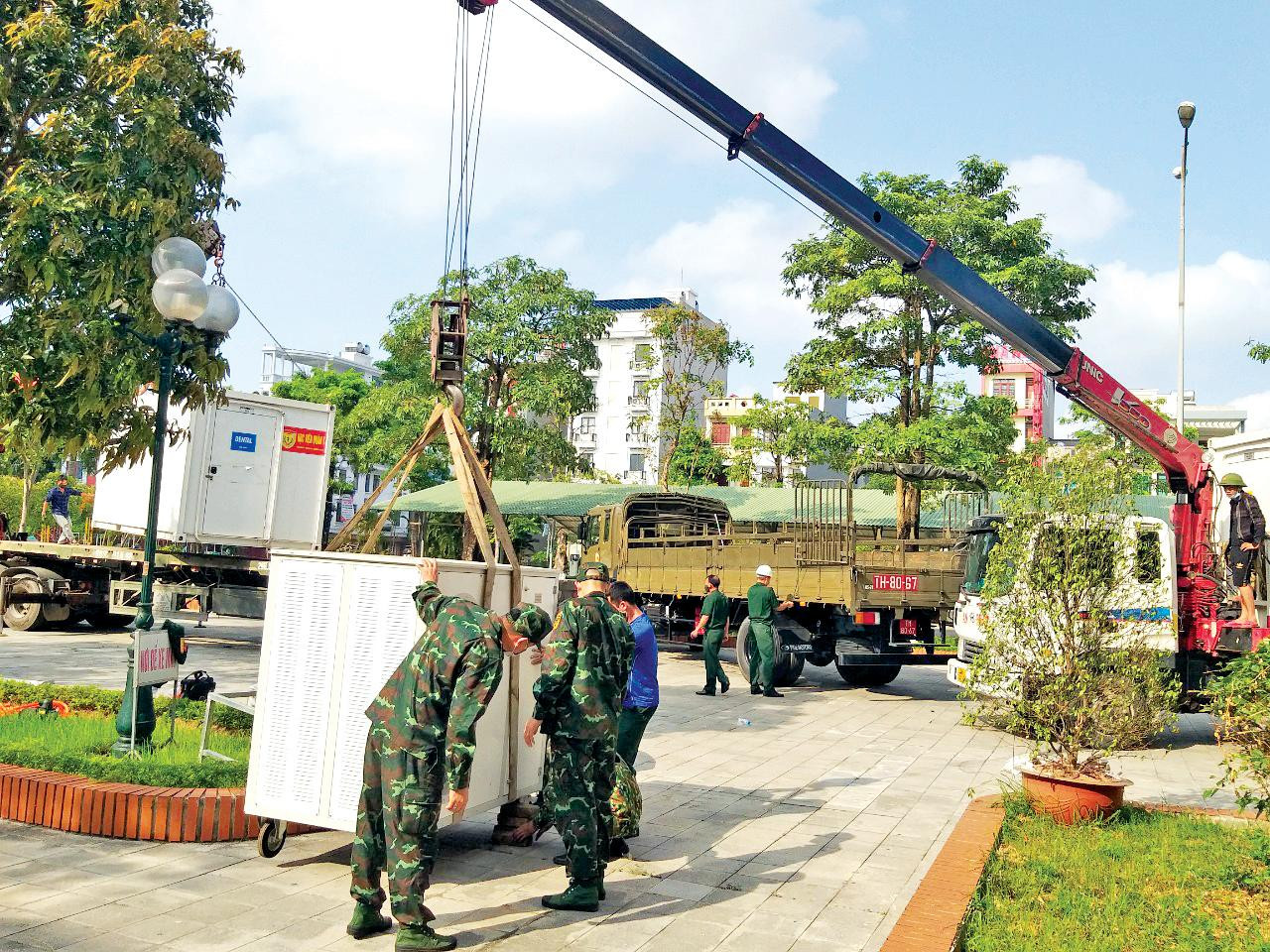 Cán bộ, chiến sĩ Lữ đoàn 971 vận chuyển trang thiết bị y tế thành lập bệnh viện dã chiến