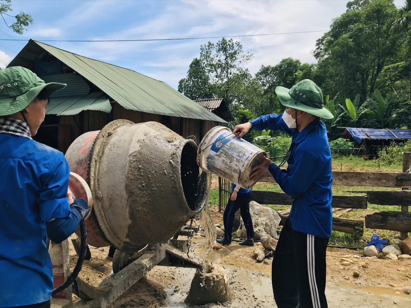 Đội sinh viên tình nguyện Trường ĐH Vinh tham gia làm đường tại bản Phồng (xã Tam Hợp, huyện Tương Dương, Nghệ An) Đội sinh viên tình nguyện Trường ĐH Vinh tham gia làm đường tại bản Phồng (xã Tam Hợp, huyện Tương Dương, Nghệ An)