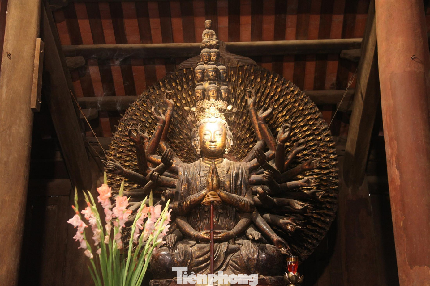 Tượng Phật nghìn tay nghìn mắt ở chùa Bút Tháp