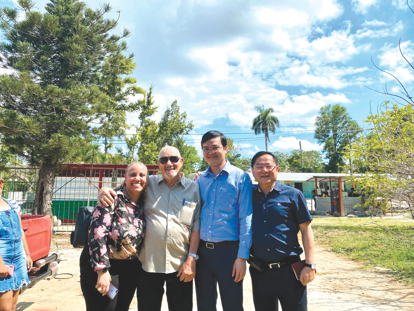 Bố con chị Mai Linh cùng Bí thư thứ nhất T.Ư Đoàn Bùi Quang Huy và tác giả. Bố con chị Mai Linh cùng Bí thư thứ nhất T.Ư Đoàn Bùi Quang Huy và tác giả.