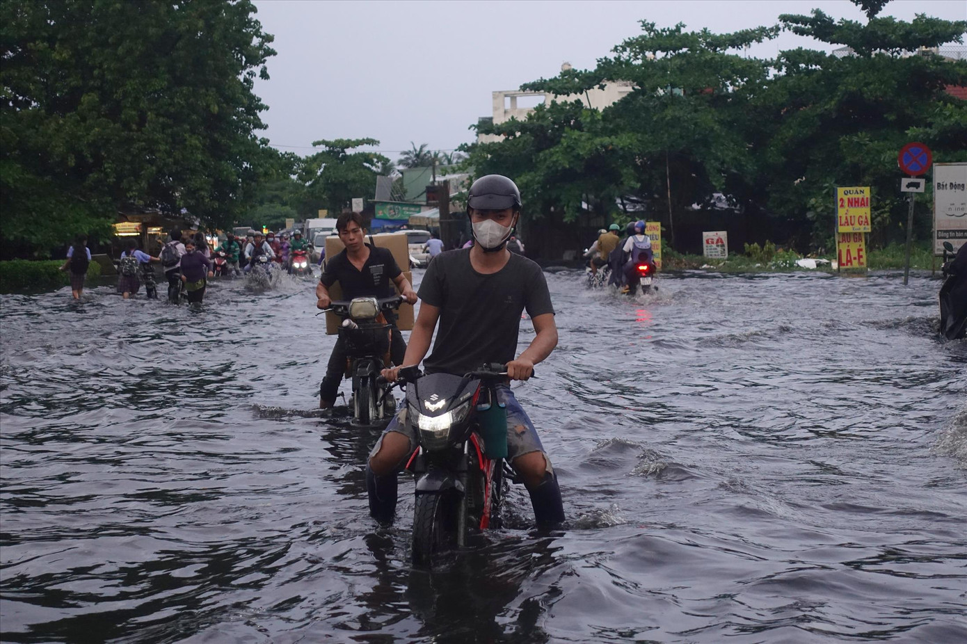 Nhiều tuyến đường ở TPHCM cứ mưa lớn là ngập ảnh: H.H Nhiều tuyến đường ở TPHCM cứ mưa lớn là ngập ảnh: H.H