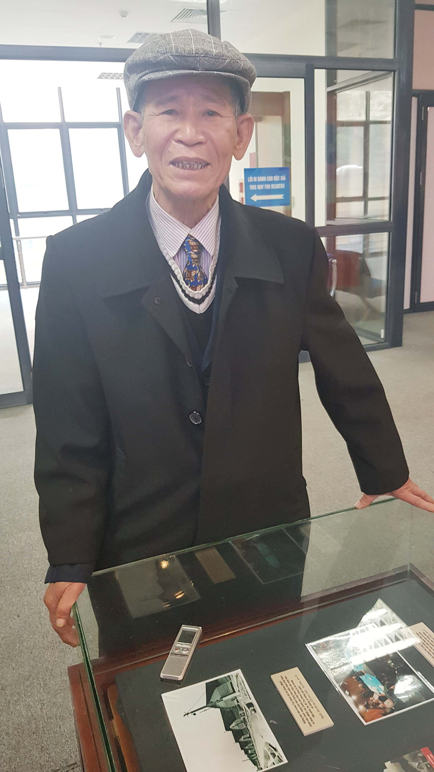 CCB Phạm Văn Lãi kể chuyện treo cờ giải phóng tại Trại Davis ngày 30/4/1975 Ảnh: KIẾN NGHĨA