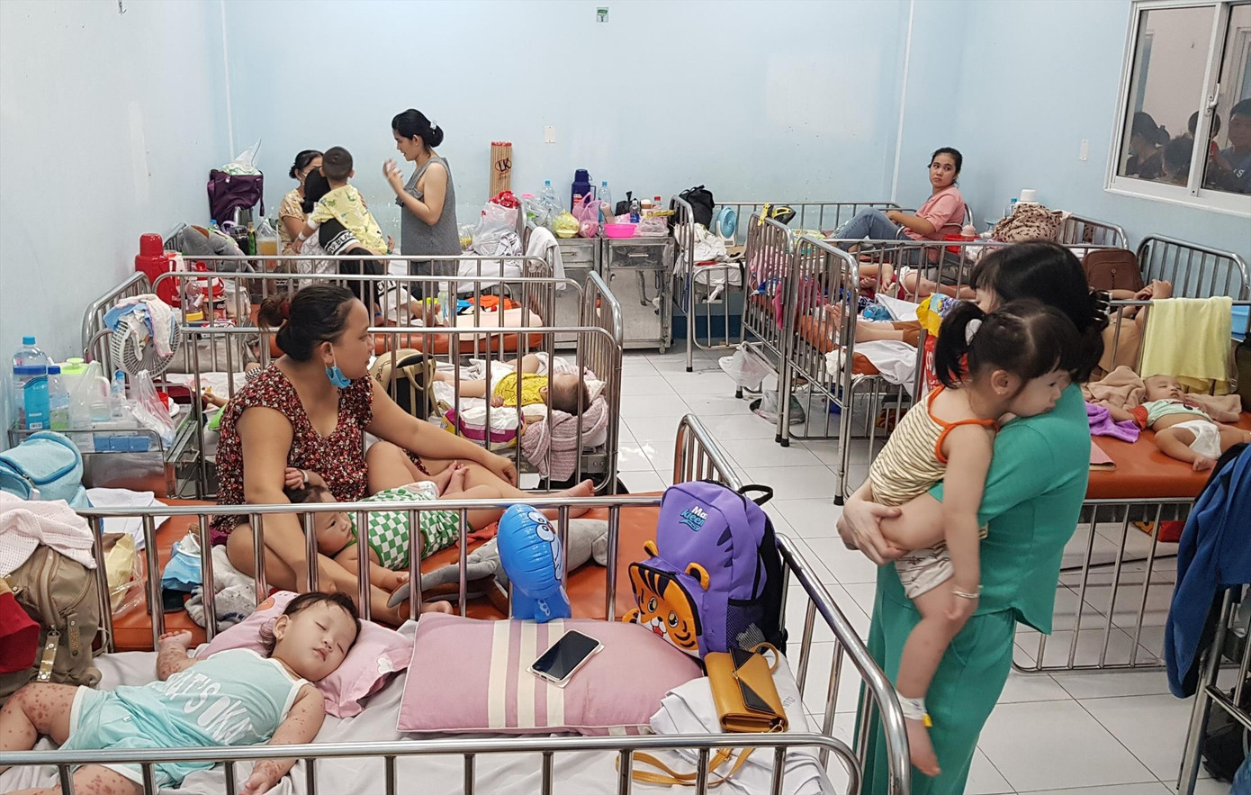 Bệnh nhi mắc tay chân miệng điều trị tại Bệnh viện Nhi Đồng 1 TPHCM. Ảnh: Vân Sơn