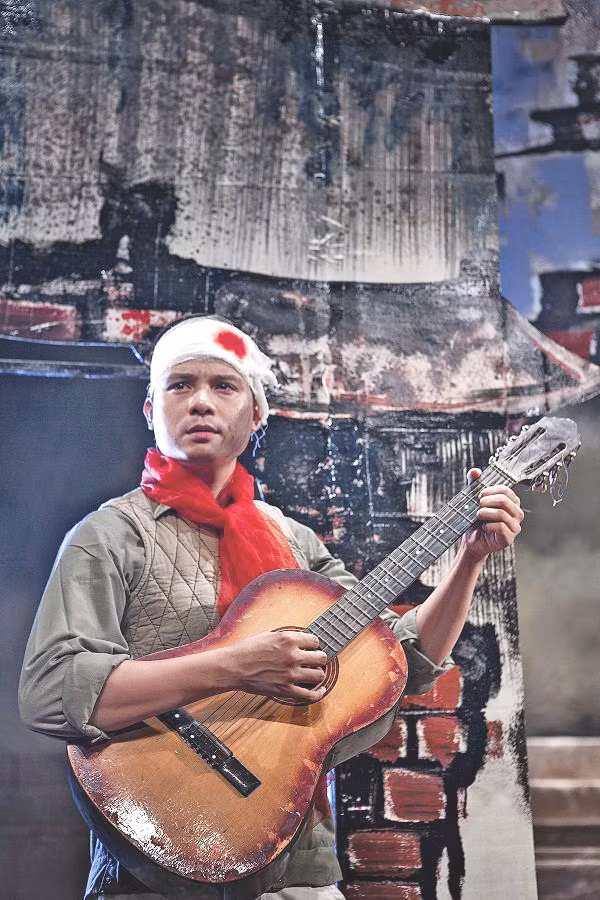 Thiện Tùng trong vở kịch “Những người con Hà Nội” Thiện Tùng trong vở kịch “Những người con Hà Nội”