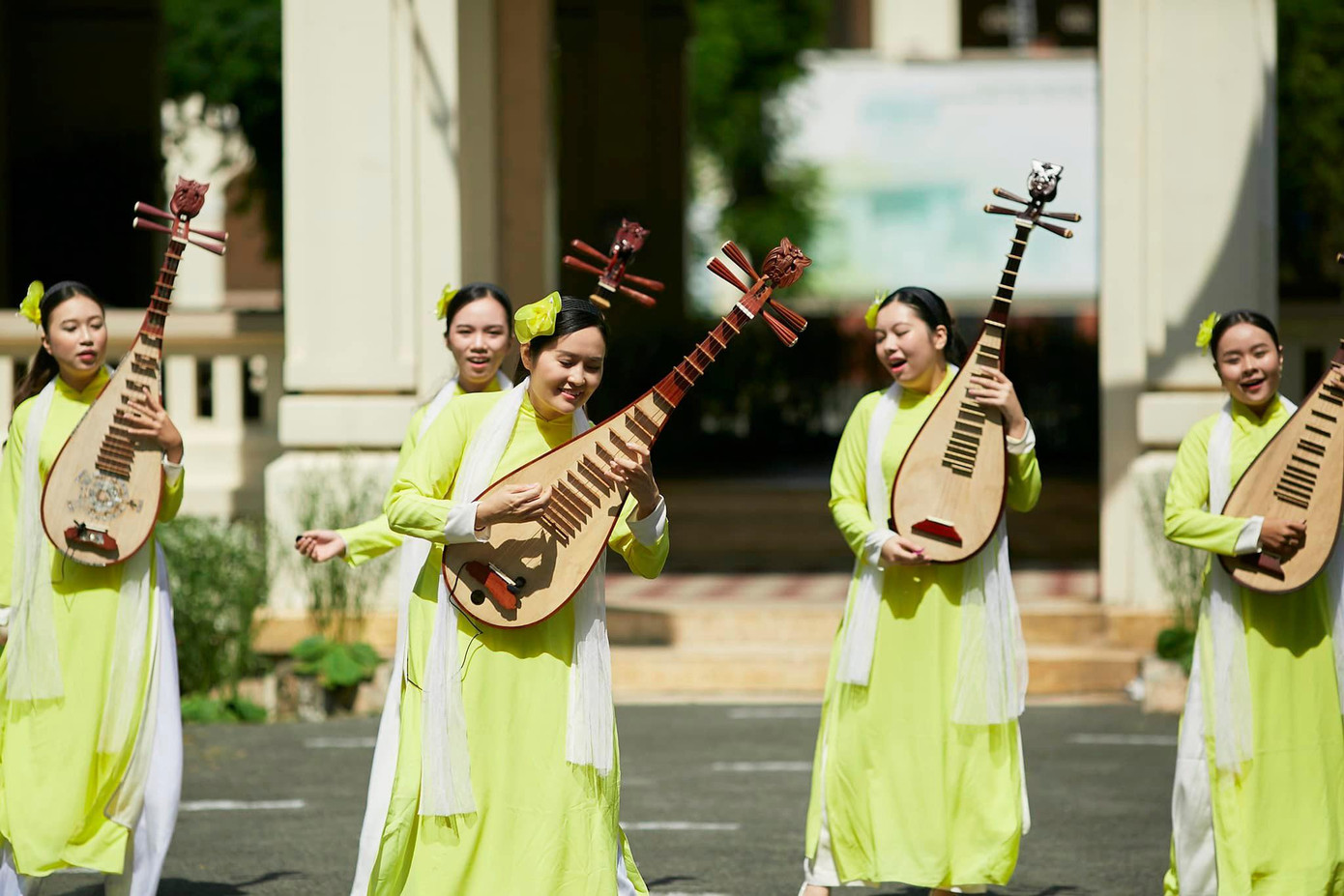 Ngày càng nhiều nghệ sĩ trẻ đến với cây đàn tỳ bà Việt Nam.