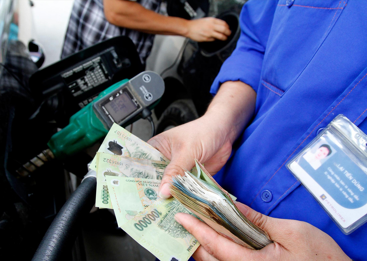 Doanh nghiệp bán lẻ xăng dầu cho rằng còn bị phân biệt đối xử. Doanh nghiệp bán lẻ xăng dầu cho rằng còn bị phân biệt đối xử.