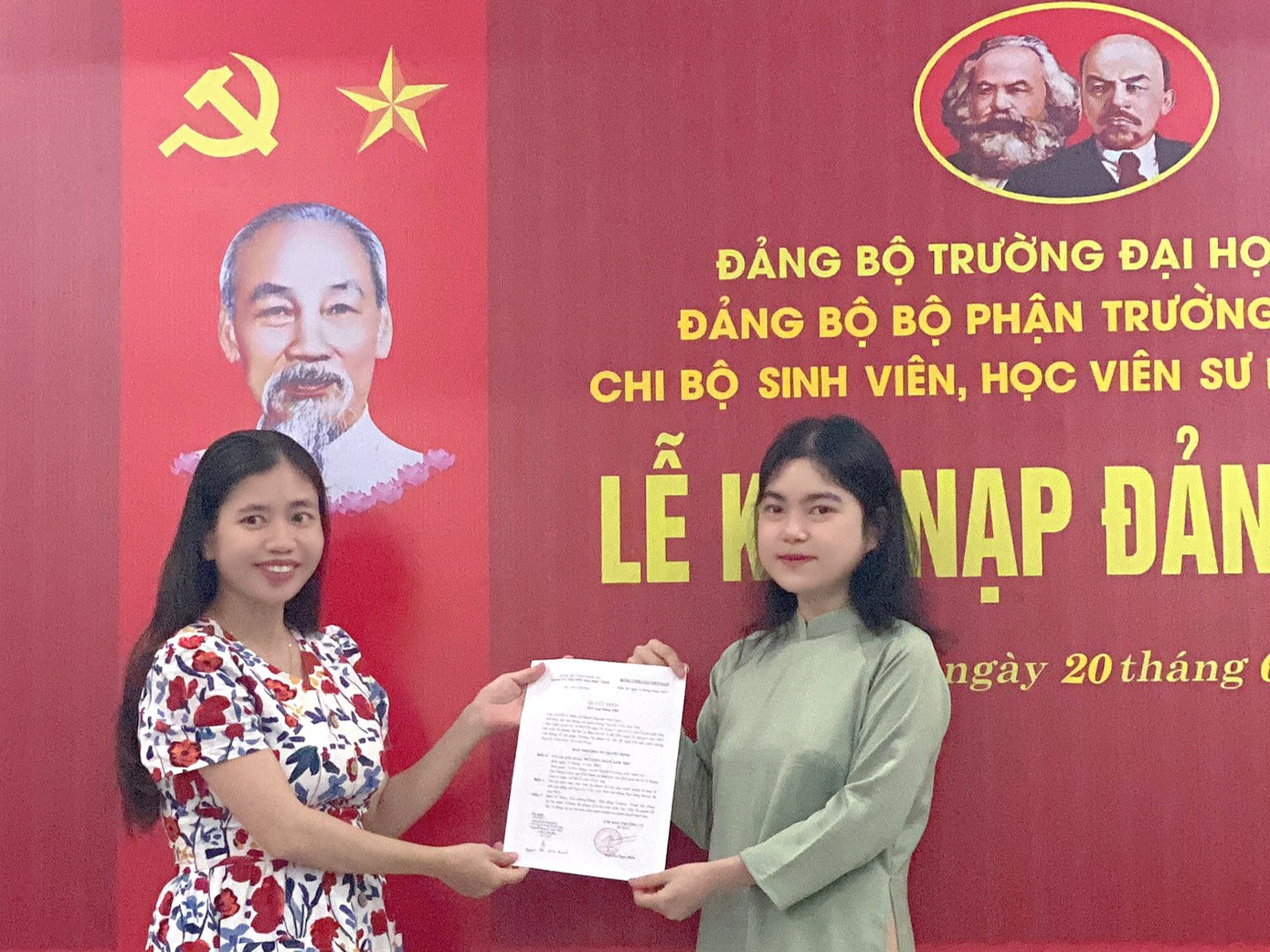 Bạn Nguyễn Trần Anh Thư (bên phải), lớp 62A1 Sư phạm Ngữ văn, trường Đại học Vinh vinh dự được đứng trong hàng ngũ của Đảng khi đang là sinh viên Bạn Nguyễn Trần Anh Thư (bên phải), lớp 62A1 Sư phạm Ngữ văn, trường Đại học Vinh vinh dự được đứng trong hàng ngũ của Đảng khi đang là sinh viên