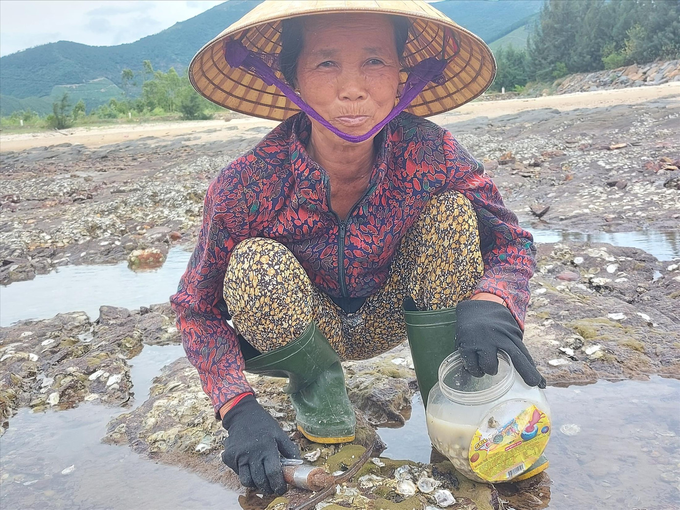 Bà Xuyên là người duy nhất trong nhóm không bịt mặt, cho biết mình làm nghề “mổ” hàu từ thời con gái