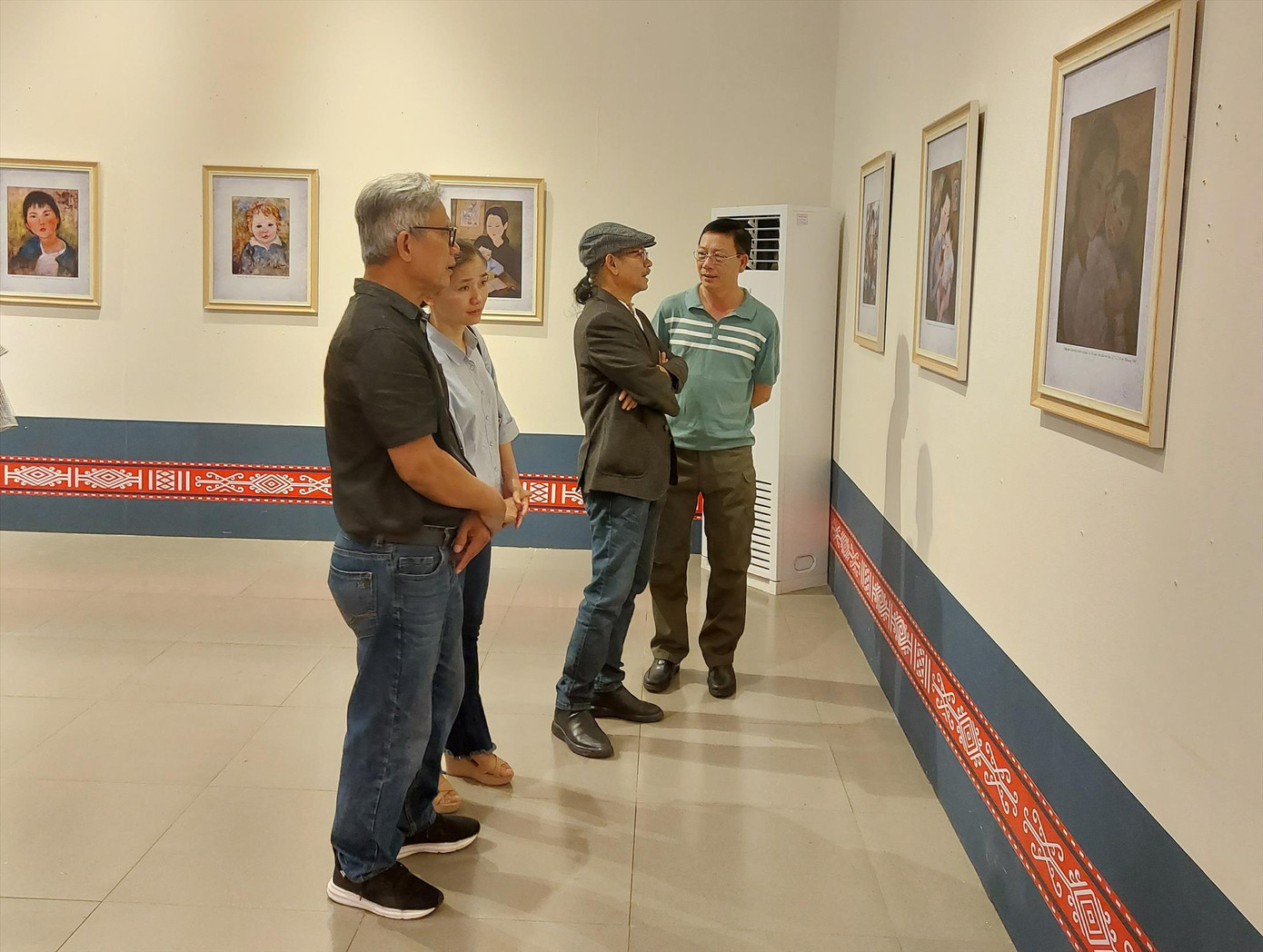 Các họa sĩ tỉnh Đắk Lắk cùng du khách tham quan trưng bày triển lãm Các họa sĩ tỉnh Đắk Lắk cùng du khách tham quan trưng bày triển lãm