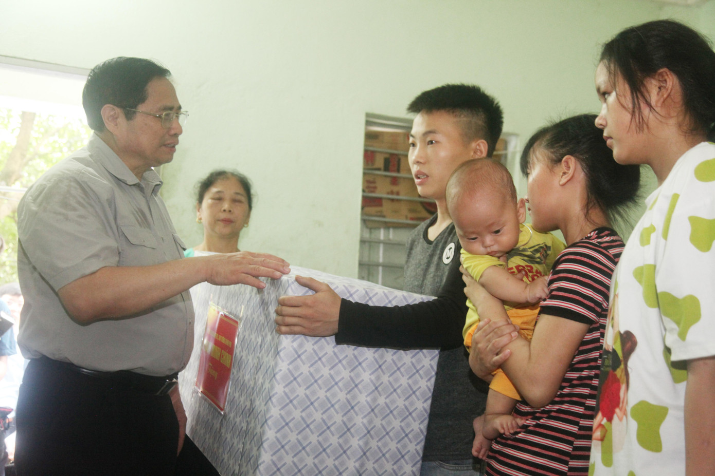 Thủ tướng tặng quà công nhân ở Bắc Giang. Ảnh: Nguyễn Thắng