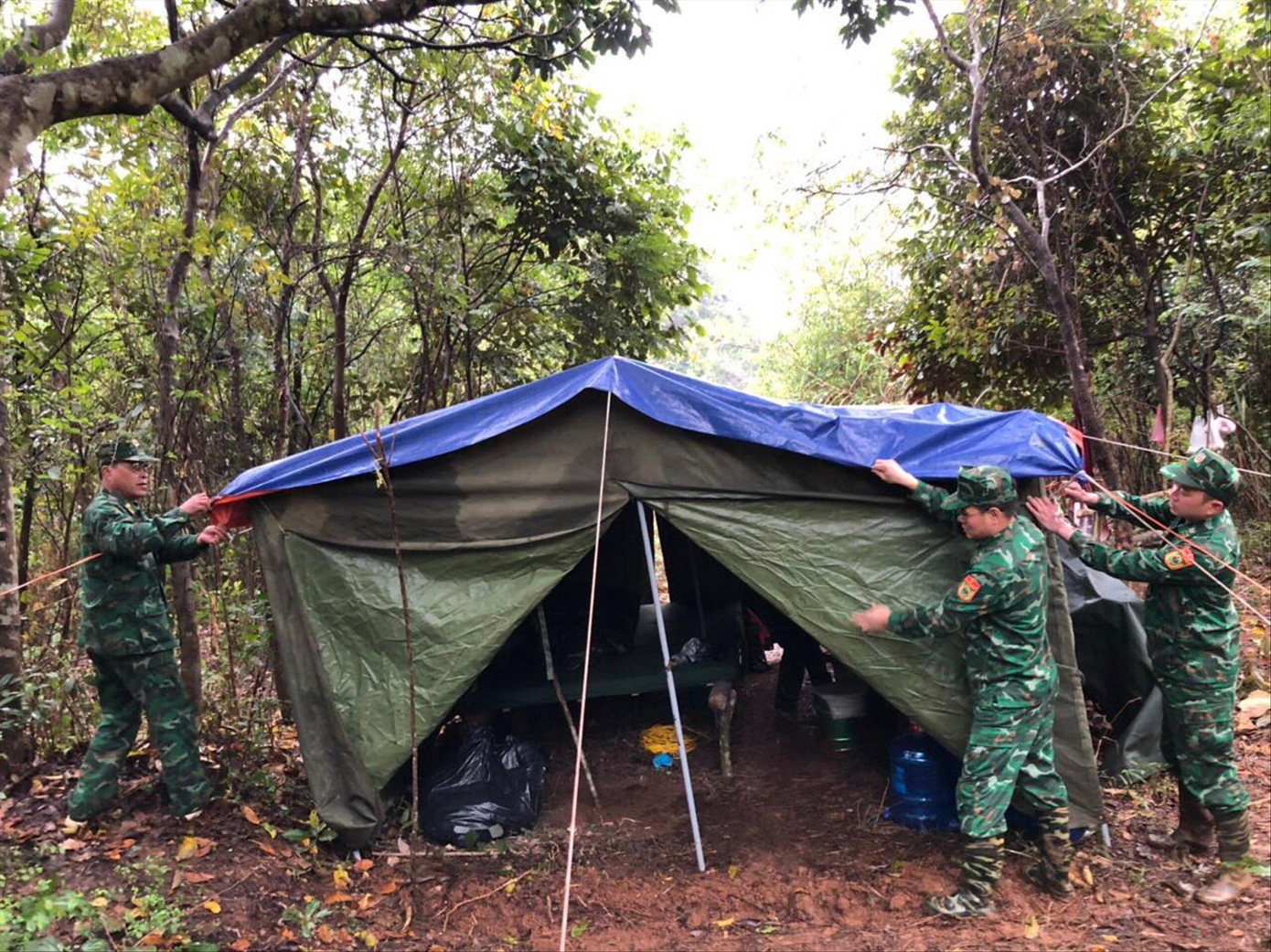 Các chiến sĩ biên phòng Lạng Sơn gia cố lán chốt Ảnh: Duy Chiến