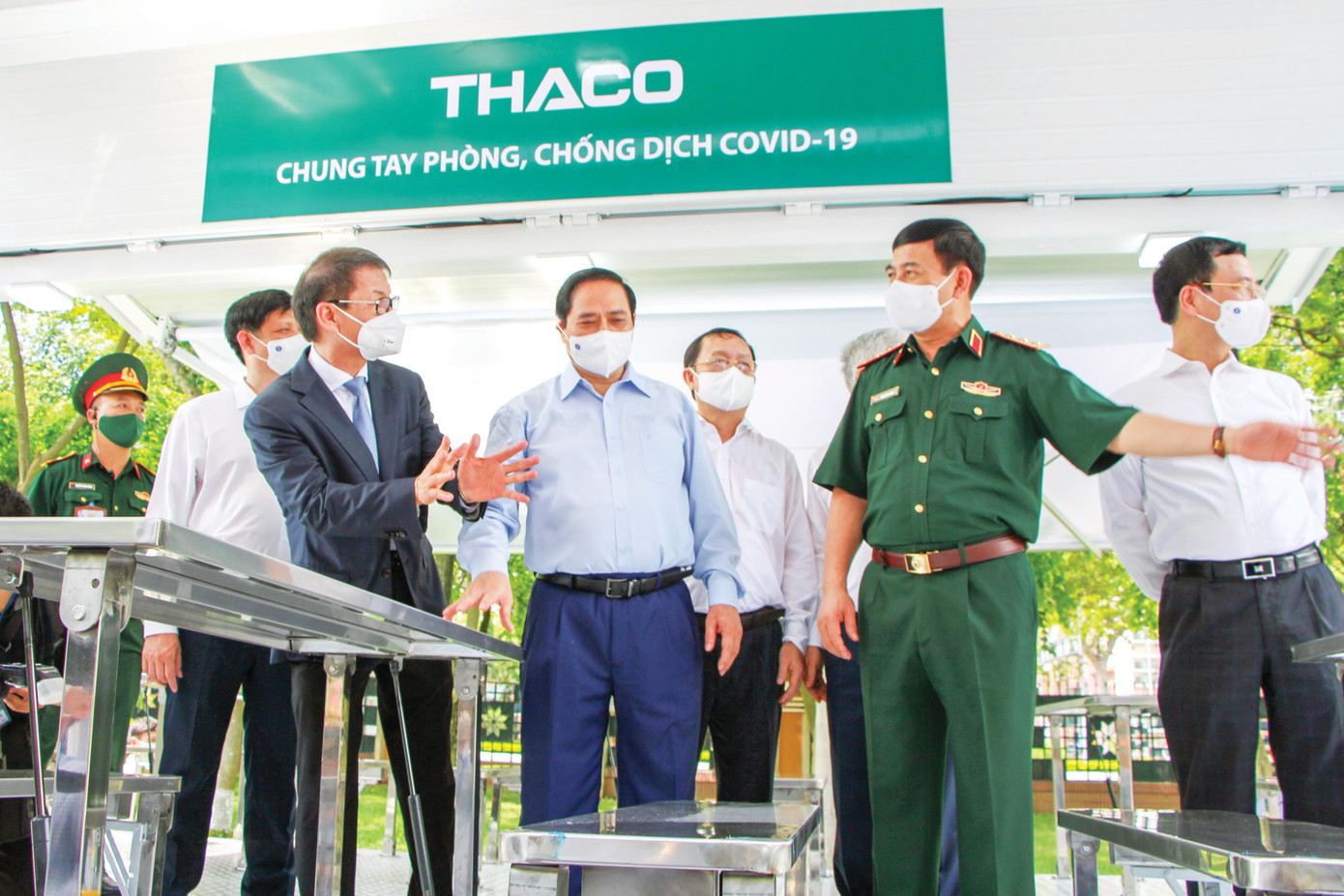 Ông Trần Bá Dương – Chủ tịch HĐQT Thaco giới thiệu xe chuyên dụng phục vụ tiêm chủng với Thủ tướng Phạm Minh Chính. Ông Trần Bá Dương – Chủ tịch HĐQT Thaco giới thiệu xe chuyên dụng phục vụ tiêm chủng với Thủ tướng Phạm Minh Chính.