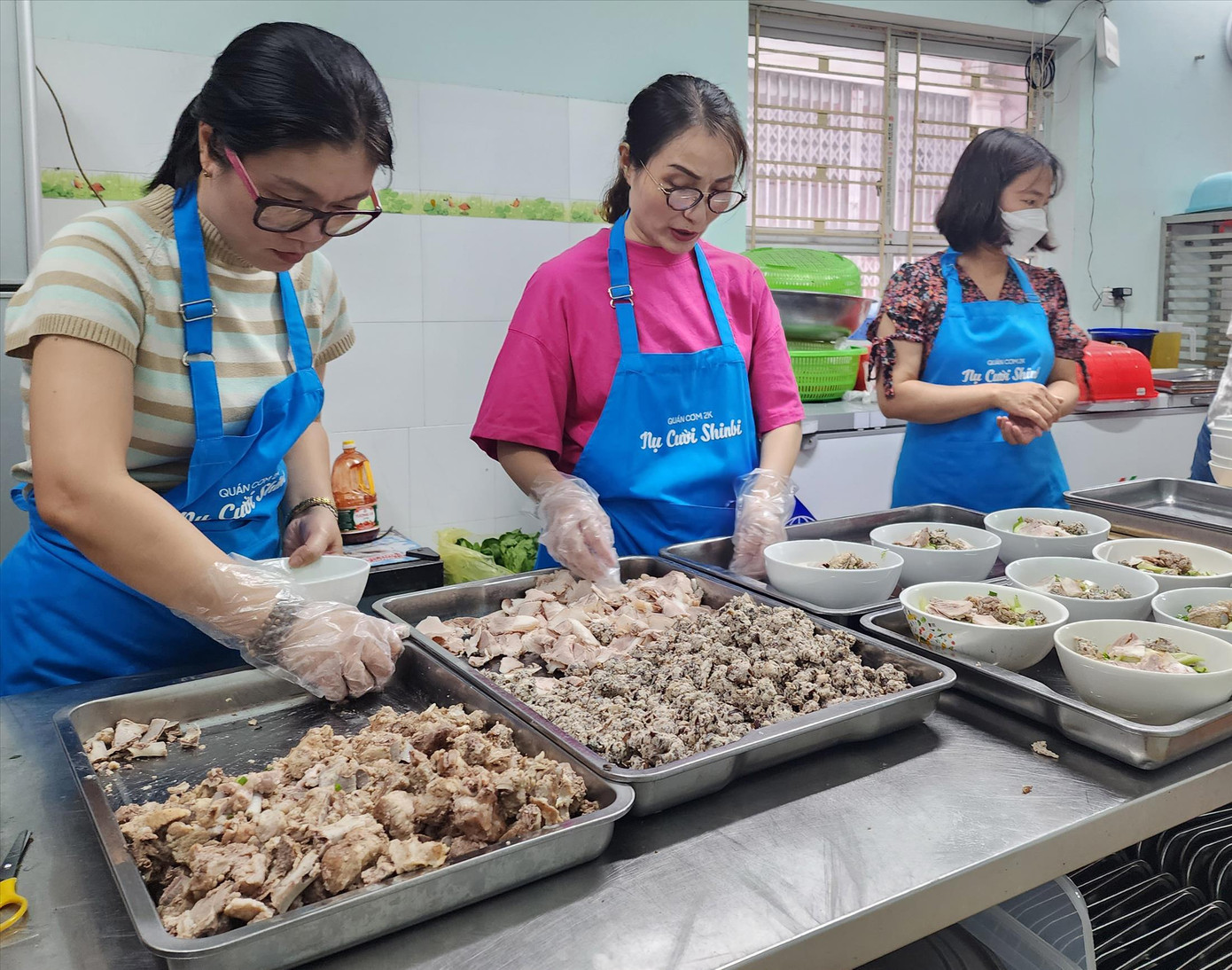 Các tình nguyện viên phục vụ khách hàng