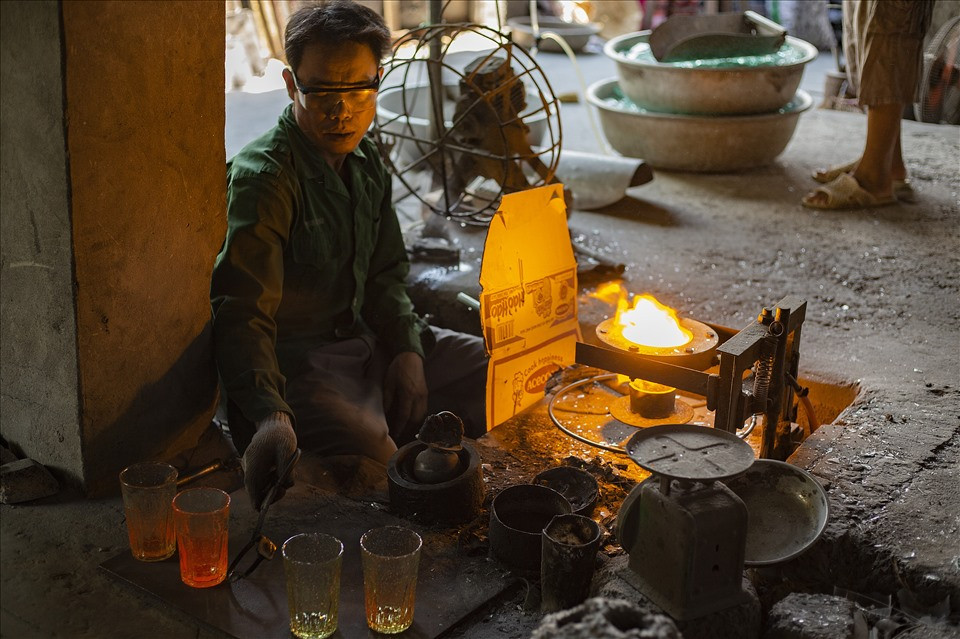 Anh Trần Văn Duyên, một trong ba chủ hộ thổi thủy tinh còn theo nghề ở Xối Trì Anh Trần Văn Duyên, một trong ba chủ hộ thổi thủy tinh còn theo nghề ở Xối Trì