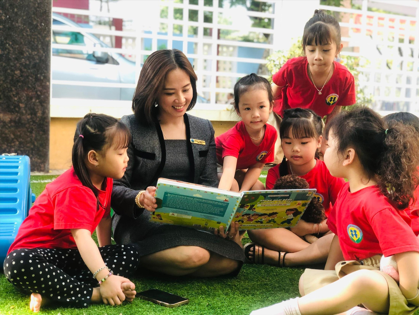 Hiệu trưởng Trường Mầm non Sao Mai và học sinh. Ảnh: Quỳnh Anh Hiệu trưởng Trường Mầm non Sao Mai và học sinh. Ảnh: Quỳnh Anh