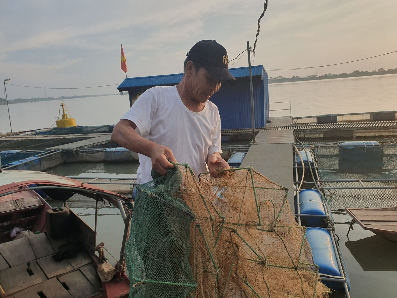 Ông Trần Văn Xuân, Tổ trưởng Tổ tự quản ở “Làng chài bình yên” sông Hồng Ông Trần Văn Xuân, Tổ trưởng Tổ tự quản ở “Làng chài bình yên” sông Hồng