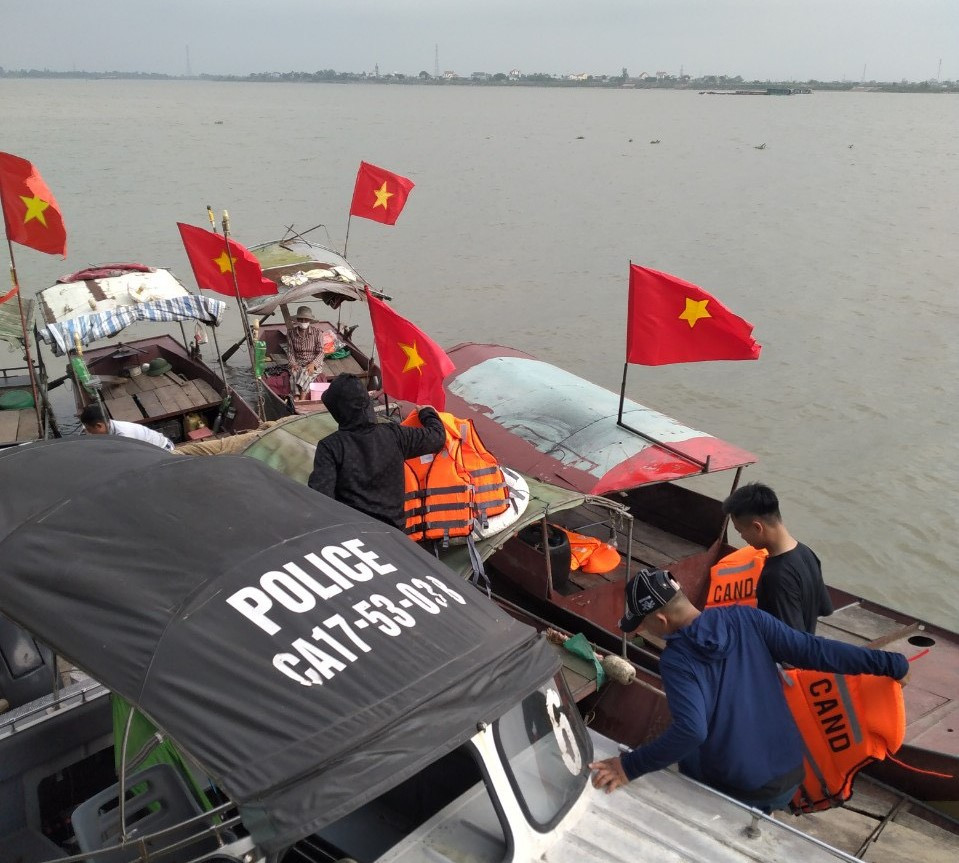 Phát phao cho ngư dân để đảm bảo an toàn Phát phao cho ngư dân để đảm bảo an toàn