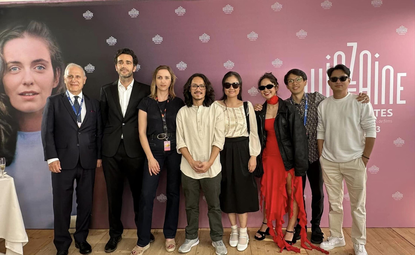 Đạo diễn Phạm Thiên Ân (thứ tư từ trái qua) và ê-kíp Bên trong vỏ kén vàng giao lưu cùng đồng nghiệp Đạo diễn Phạm Thiên Ân (thứ tư từ trái qua) và ê-kíp Bên trong vỏ kén vàng giao lưu cùng đồng nghiệp