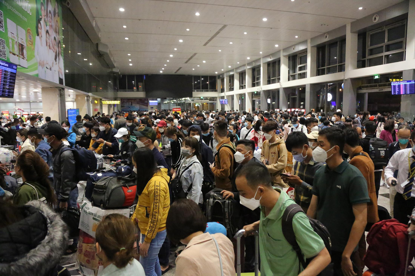 Sân bay Tân Sơn Nhất đông nghẹt người về quê Sân bay Tân Sơn Nhất đông nghẹt người về quê