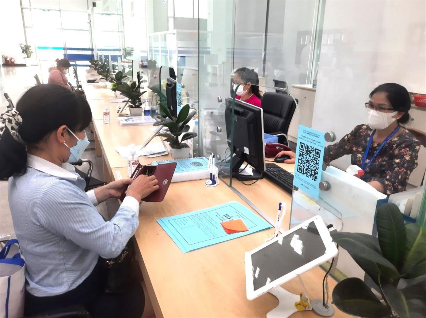 Người dân làm thủ tục hành chính tại Văn phòng một cửa Bình Dương Ảnh: H.C